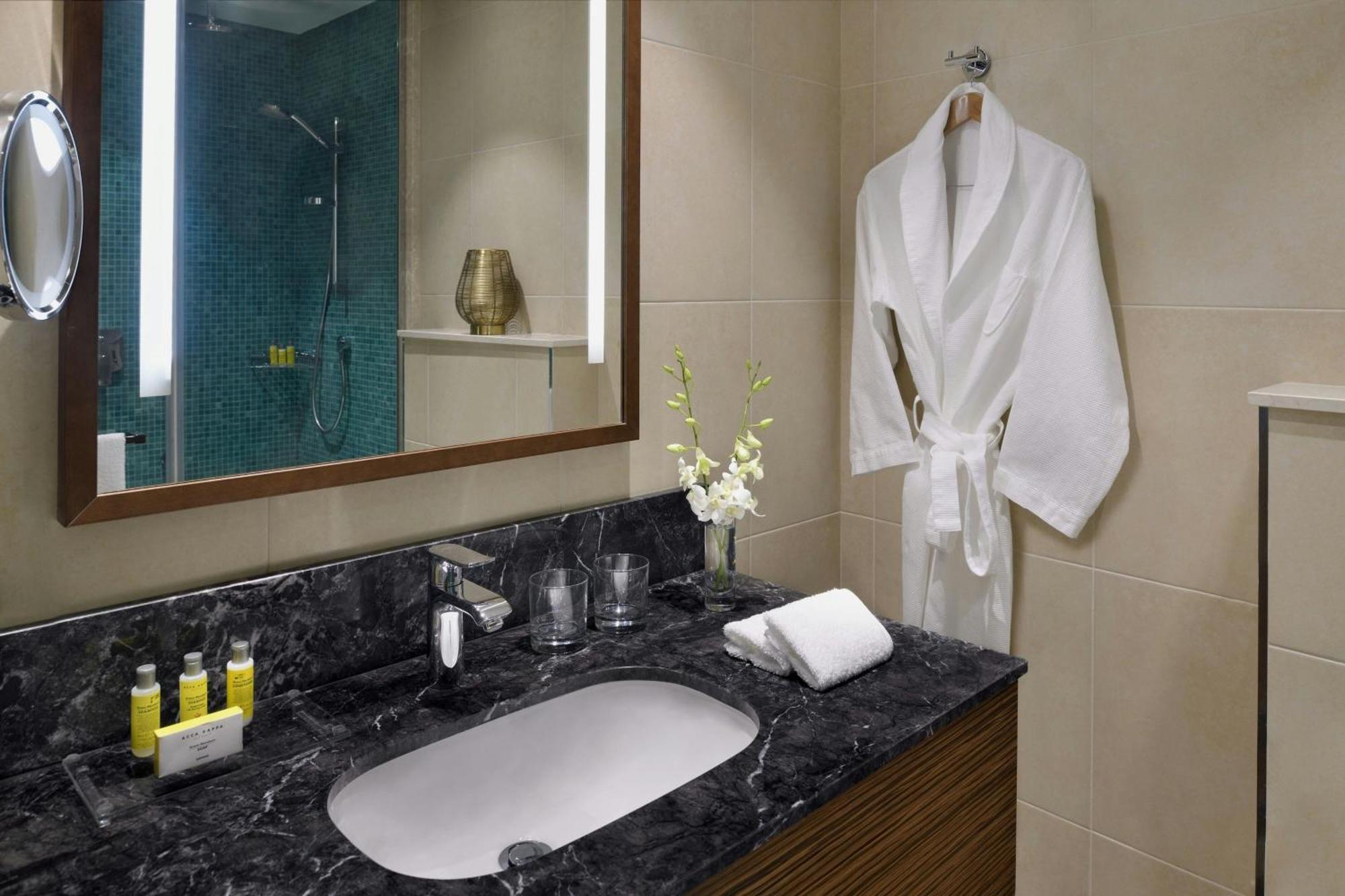 Marriott Executive Apartments Al Khobar Exteriör bild A bathroom in a hotel